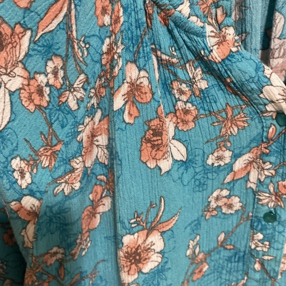 Adorable rayon flowered blouse sz xl. This could be worn with anything 😄 - Picture 2 of 5